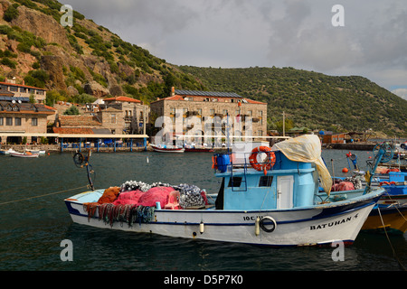 Village de bord de hameau d'Assos Behram Turquie Iskele ou avec des bateaux hôtels et restaurants sur la mer Égée Banque D'Images