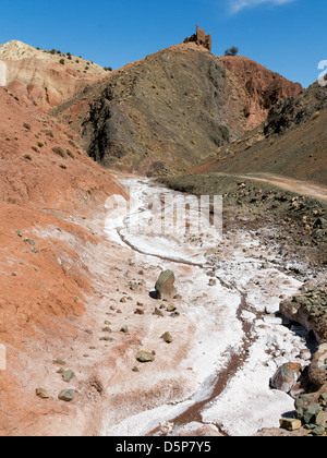 Flux depuis le Telouet mines de sel sur l'ancien sentier de caravanes de chameaux de Ouarzazate à Marrakech, Maroc Afrique du Nord Banque D'Images