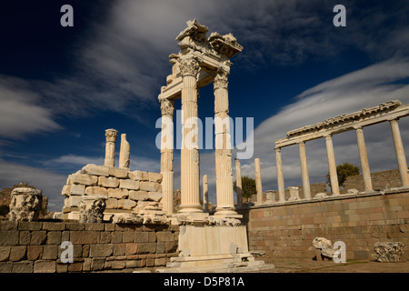 Blanc partiellement restauré en colonnes corinthiennes au Temple de Trajan au site archéologique de Pergame Bergama Turquie Banque D'Images