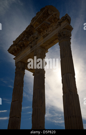 Silhouette de colonnes corinthiennes et linteau ruines de Temple de Trajan au site archéologique de Pergame Bergama Turquie Banque D'Images