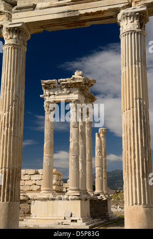 Châssis de colonnes corinthiennes en marbre blanc au Temple de Trajan au site archéologique de Pergame Bergama Turquie Banque D'Images