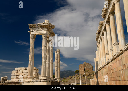 Les colonnes corinthiennes restauré à l'ancien site archéologique de Pergame à Bergama Turquie Banque D'Images