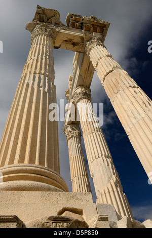 À la recherche jusqu'à l'émiettement des colonnes corinthiennes à ancient site archéologique de Pergame Bergama Turquie Banque D'Images