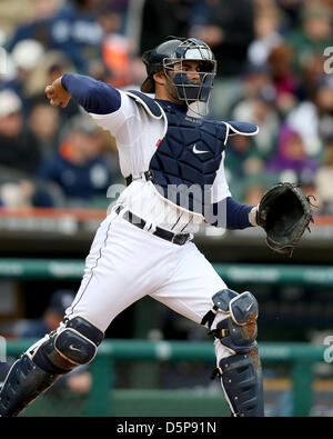 Détroit, Michigan, USA. 06 avril 2013. Tigers de Detroit catcher Alex Avila (13) au cours de la MLB baseball match entre les Yankees de New York et les Tigers de Detroit à Comerica Park sur Avril 06, 2013 à Detroit, Michigan. Tom Turrill/CSM/Alamy Live News Banque D'Images