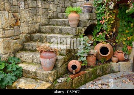 Pots en terre cuite sur un escalier en pierre en plein air en ville rustique de Yesilyurt Malatya Turquie Banque D'Images