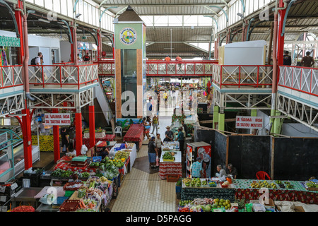 Vue générale à l'intérieur de l'édifice du marché public à Papeete, Tahiti. Banque D'Images