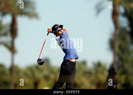 Rancho Mirage, Californie, USA. 06 avril 2013. Ai Miyazato du Japon frappe un coup de départ au 16e trou lors du troisième tour de la société Kraft Nabisco Championship à Mission Hills Country Club de Rancho Mirage, en Californie..Charles Baus/CSM./Alamy Live News Banque D'Images