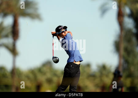 Rancho Mirage, Californie, USA. 06 avril 2013. Ai Miyazato du Japon frappe un coup de départ au 16e trou lors du troisième tour de la société Kraft Nabisco Championship à Mission Hills Country Club de Rancho Mirage, en Californie..Charles Baus/CSM./Alamy Live News Banque D'Images