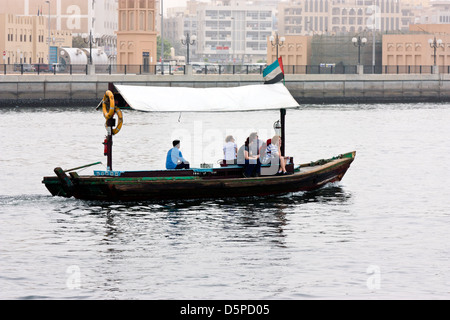 Un Abra, le traversier de passagers traditionnelle traversée de la Crique de Dubaï, Émirats Arabes Unis Banque D'Images