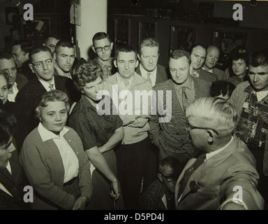 La visite de la National Science Foundation souligne l'importance de la Consolidated/Convair Aircraft Factory à San Diego. L'usine a joué un rôle clé dans le développement d'avions militaires et commerciaux, contribuant aux progrès aérospatiaux américains. Banque D'Images