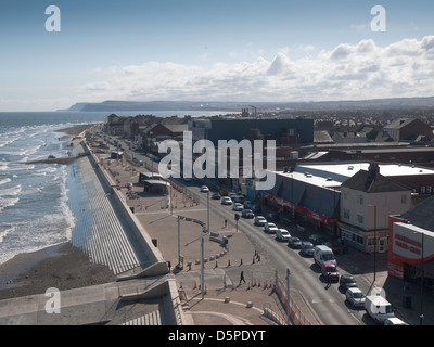 Vue depuis le haut de la nouvelle balise Redcar ou jetée à la verticale le long de la côte du Sud à Marseille. Banque D'Images