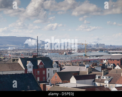 Vue depuis le haut de la nouvelle balise à Redcar Ouest jusqu'à l'usine chimique de Wilton et complexe l'Eston Hills Banque D'Images