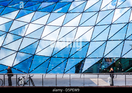 Le toit de verre futuriste de la Golden ZŁOTE TARASY (terrasses) centre commercial dans le centre de Varsovie, Pologne. Banque D'Images