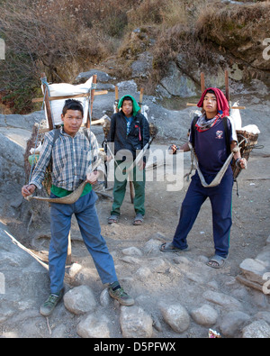 Porteurs, Camp de base de l'Everest Trek, au Népal Banque D'Images