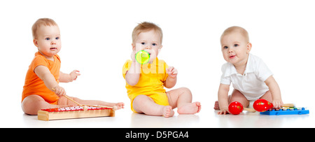 Enfants jouant avec des jouets musicaux. Isolé sur fond blanc Banque D'Images