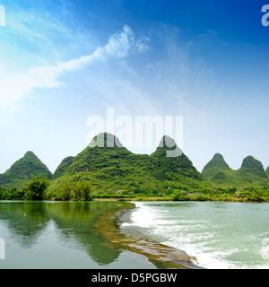 Yu Long river magnifique paysage de montagnes karstiques de Yangshuo Guilin, Chine Banque D'Images