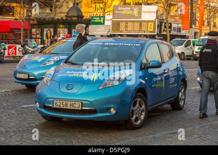 Paris, France. Scène de rue, Nissan Leaf, voitures électriques sur 'Avenue des champs-Elysées'. circulation, véhicules électriques, paris conduite Banque D'Images