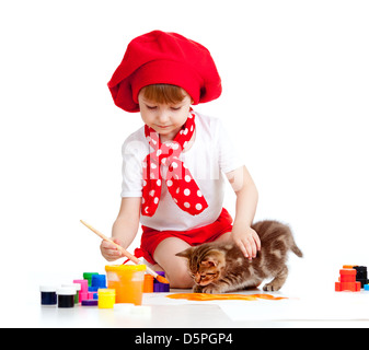 Petit enfant artiste peinture avec pinceau. Chaton à la jeune fille Banque D'Images