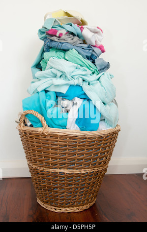 Panier à linge en osier sur-rempli de lave Banque D'Images