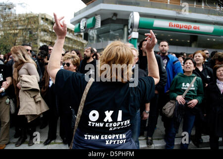 Thessalonique, Grèce. 5 avril, 2013. Chalkidiki personnes protester devant immeuble du gouvernement de la région de Macédoine centrale au cours de la discussion au Conseil régional de l'extraction de l'or dans la région de la Chalcidique Skouries péninsule. Credit : Konstantinos Tsakalidis/Alamy Live News Banque D'Images