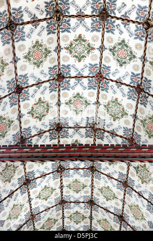 Plafond peint de l'église Holy Trinity à Cuckfield dans West Sussex Banque D'Images