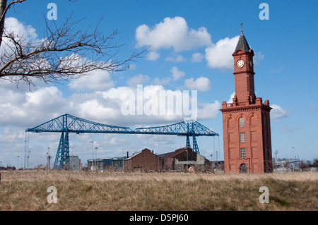 Transporter bridge et de l'eau tour de l'horloge Banque D'Images