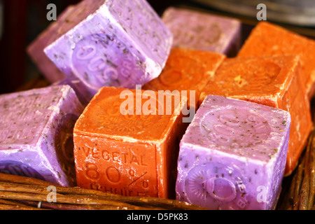 Les barres de savon en forme de cube à la vente sur le marché provençal à Hyères, France