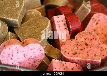 Les barres de savon en forme de coeur à la vente sur le marché provençal Banque D'Images