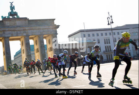 Berlin, Allemagne. 7 avril, 2013. Les participants du demi-marathon inline skate à travers la Porte de Brandebourg à Berlin, Allemagne, 07 avril 2013. Plus de 30 000 personnes prennent part à la compétition. Photo : SPATA OLE/dpa/Alamy Live News Banque D'Images