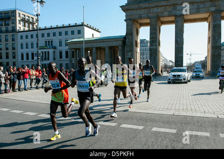 Berlin, Allemagne. 7 avril, 2013. Semi-marathon de Berlin 2013 avec la victoire dans la course des hommes kenyans à Jacob Kendagor 59:11 minutes en 1er et 2ème à Silas Kipruto avec 59:31 minutes et 3e à Victor Kipchirchir avec 59:39 minutes. Les dames sont allés au Kenya, avec Hélea gagner Kiprop (1:07:54), 2e Philes Ongori (1:08:01) et 3e Mai Ito (1:10:00) du Japon. Crédit : © Gonçalo Silva/Alamy Line News. Banque D'Images