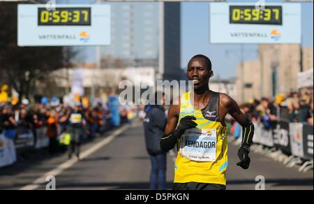 Berlin, Allemagne. 7 avril, 2013. Jacob Kendagor du Kenya remporte le semi-marathon de Berlin, Allemagne, 07 avril 2013. Plus de 30 000 personnes prennent part à la compétition. Photo : HANNIBAL HANSCHKE/dpa/Alamy Live News Banque D'Images