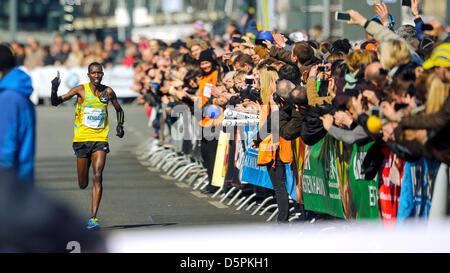 Berlin, Allemagne. 7 avril, 2013. Jacob Kendagor du Kenya remporte le semi-marathon de Berlin, Allemagne, 07 avril 2013. Plus de 30 000 personnes prennent part à la compétition. Photo : HANNIBAL HANSCHKE/dpa/Alamy Live News Banque D'Images