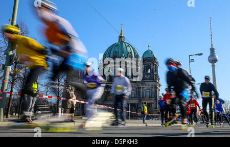 Berlin, Allemagne. 7 avril, 2013. Les participants sur des patins à passer la cathédrale de Berlin pendant le demi-marathon à Berlin, Allemagne, 07 avril 2013. Plus de 30 000 personnes prennent part à la compétition. Photo : HANNIBAL HANSCHKE/dpa/Alamy Live News Banque D'Images