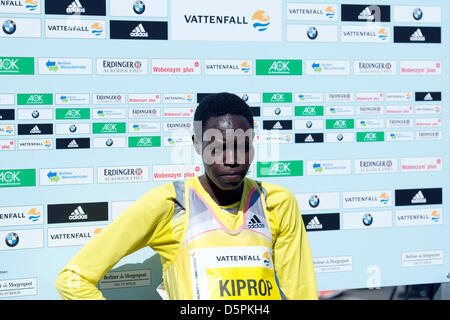 Berlin, Allemagne. 7 avril, 2013. Semi-marathon de Berlin 2013 avec la victoire dans la course des hommes kenyans à Jacob Kendagor 59:11 minutes en 1er et 2ème à Silas Kipruto avec 59:31 minutes et 3e à Victor Kipchirchir avec 59:39 minutes. Les dames sont allés au Kenya, avec Hélea gagner Kiprop (1:07:54), 2e Philes Ongori (1:08:01) et 3e Mai Ito (1:10:00) du Japon. Crédit : © Gonçalo Silva/Alamy Line News. Banque D'Images