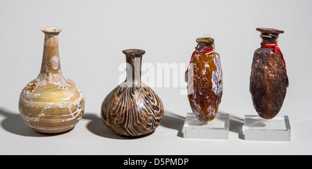 Flacons à parfum en verre marbré période romaine 1er siècle de notre ère Banque D'Images