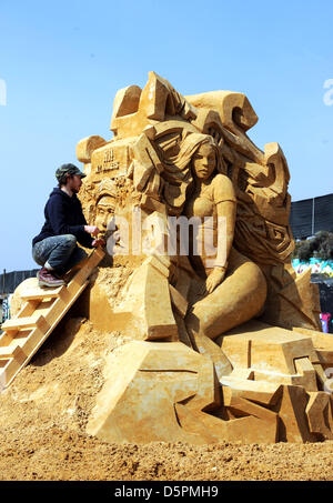 Brighton, Sussex, UK. 7 avril 2013. Cette figure de Beyonce est donné quelques touches finales à la Festival de sculptures de sable 2013 à Brighton, qui cette année a un thème musical et ouvre ses portes au public demain. Banque D'Images