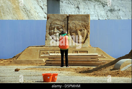 Brighton, Sussex, UK. 7 avril 2013. Les figures de Liam Gallagher et Damon Albarn comme touche finale est soumise à certains des chiffres au Festival de sculptures de sable 2013 à Brighton, qui cette année a un thème musical Crédit : Simon Dack/Alamy Live News Banque D'Images