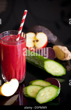 Variété de jus sains les fruits et légumes frais biologiques Banque D'Images