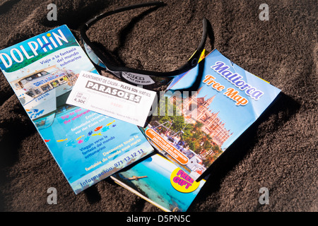 Mallorca holliday brochures sur le sèche-serviettes Banque D'Images