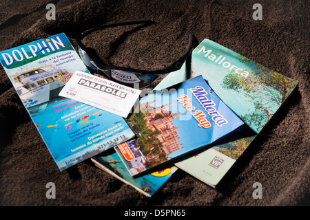 Mallorca holliday brochures sur le sèche-serviettes Banque D'Images