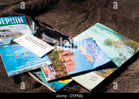 Mallorca holliday brochures sur le sèche-serviettes Banque D'Images