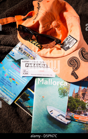 Mallorca holliday brochures sur le sèche-serviettes Banque D'Images