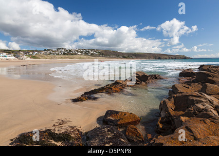 Rocky sur la magnifique plage de sable fin à Praa Sands Cornwall England UK Banque D'Images