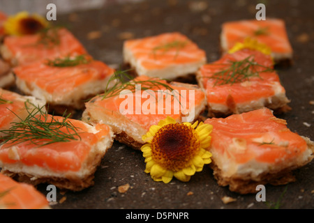 Canapés de saumon fumé à l'aneth et petite fleur. Banque D'Images