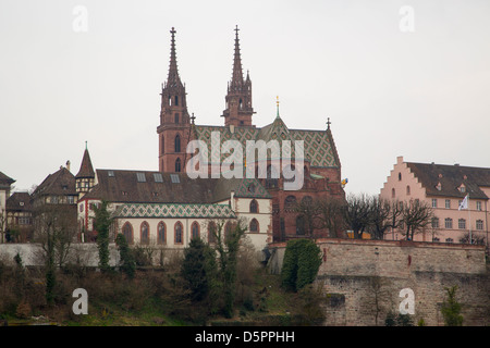 Une photographie de la cathédrale de Bâle (ou Münster) sur la rivière Rinhe en Suisse. Prises en hiver sur un jour nuageux. Banque D'Images