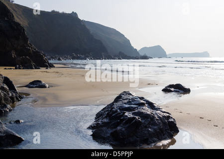 Sur la plage de l'anse Polurrian Meneau Cornwall England UK Banque D'Images