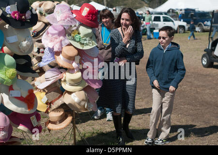 Apr 6, 2013 - Raeford, North Carolina, États-Unis - Les clients de la 62e assemblée annuelle Stoneybrook Steeplechase près de Raeford, N.C., 6 avril 2013, de rechercher leurs propres chapeaux. Ce rite annuel du printemps dans les dunes de Caroline du Nord a vu des générations de familles viennent année après année. (Crédit Image : © Timothy L. Hale/ZUMAPRESS.com) Banque D'Images