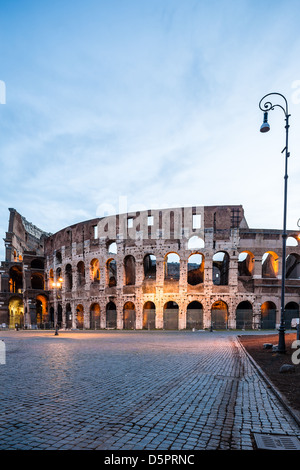 Colisée à Rome, l'Italie la nuit, tôt le matin Banque D'Images