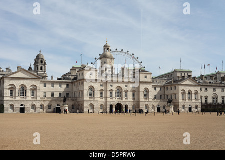 Horse Guards Parade près de Whitehall avec le London Eye en arrière-plan, Londres Banque D'Images