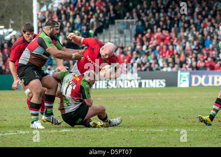 Harlequins Joe Marler fait attaquer durant un quart de finale de la H Cup match entre les Harlequins et le Munster à Twickenham Stoop, Londres, Angleterre, Royaume-Uni le 7 avril 2013. Banque D'Images